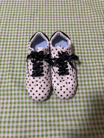 도트 무늬 스니커즈