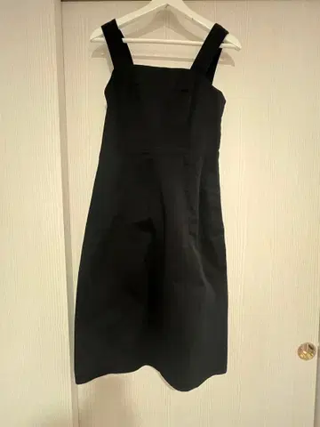 COS 블랙 슬리브리스 원피스