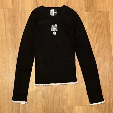 퍼블릭스 마리콴트 가슴 자수 배색 로고 롱 슬리브 니트 블랙