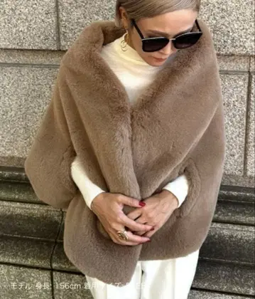 [ 시착만 한 미사용 ] JENNE 리치 볼륨 퍼 케이프 베이지