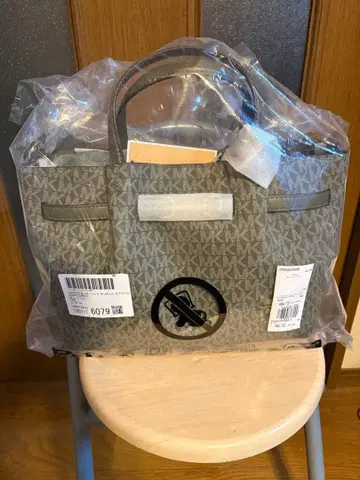 MICHAEL KORS CARSON 센터십 미디엄 사첼