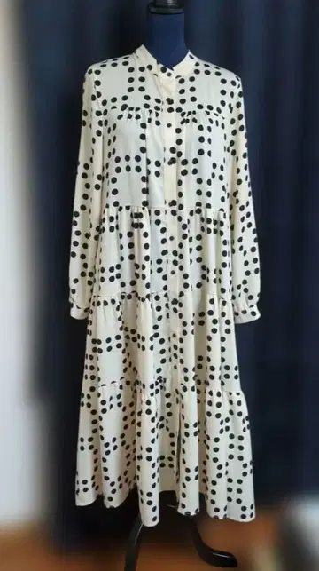 도트 티어드 원피스 카라 부착 포켓 있음