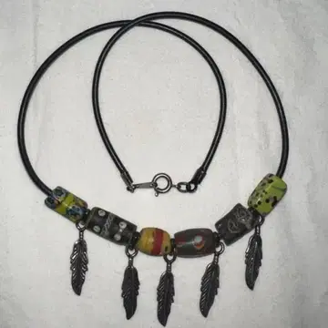 아프리카 잠자리 볼 비즈와 실버 깃털 목걸이