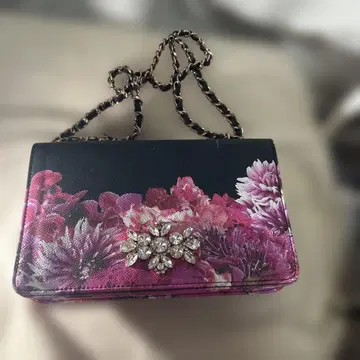 꽃무늬 프린트 비쥬 장식 클러치백