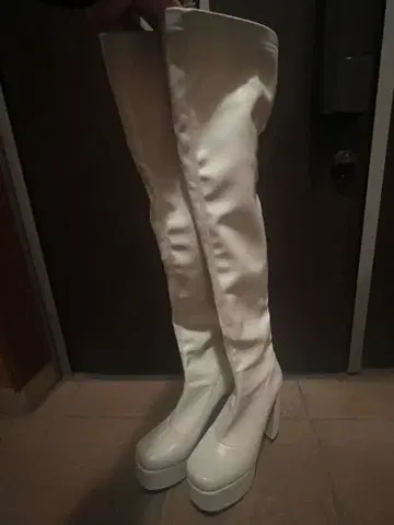 SHEIN 인조 가죽 니하이 부츠 화이트