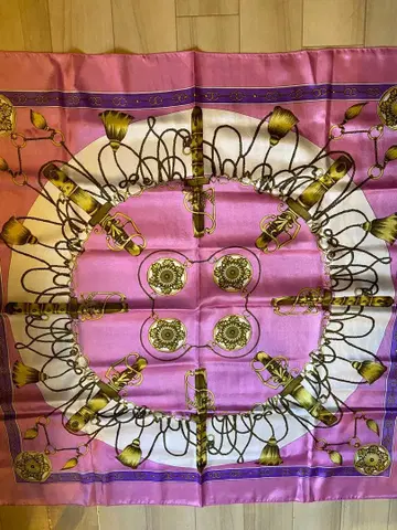 장식적인 핑크 스카프