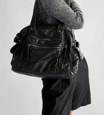 블랙 숄더백 멀티 포켓 디자인