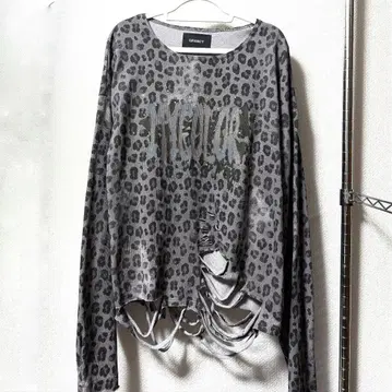 GRANCY 올 패턴 큐빅 그래픽 롱 T