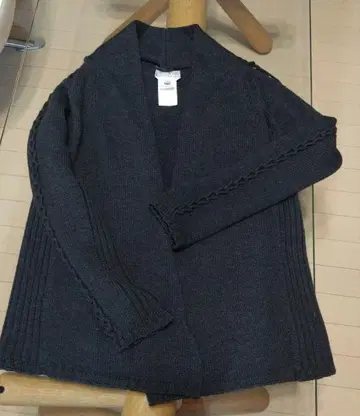 다크 그레이 뜨개질 디자인 가디건