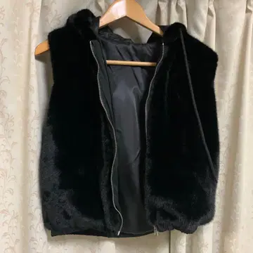 후드 부착 블랙 퍼 베스트