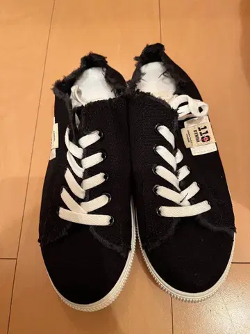 프린지 가공 블랙 캔버스 스니커즈