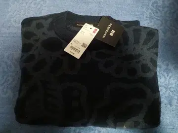 미사용 새상품 유니클로 마리메꼬 라무 크루넥 스웨터 L