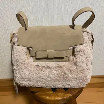 사만다 타바사 베이지 퍼와 가죽 핸드백