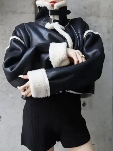 블랙/화이트 무스탕 코트 숏 기장