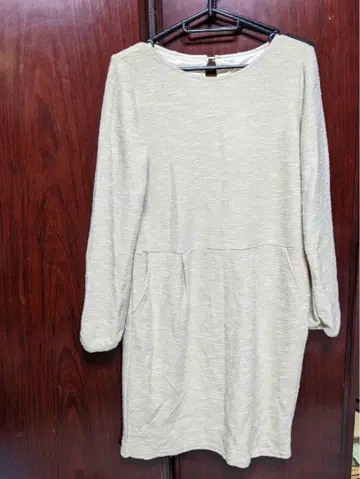 라이트 베이지 긴팔 무릎 기장 원피스 M