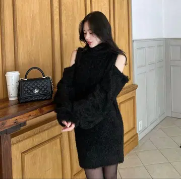 ROYAL PARTY 라메 샤기 오프 터틀 콜드 숄더 미니 원피스