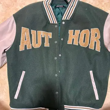 그린 컬러 AUTHOR 자수 바시티 자켓