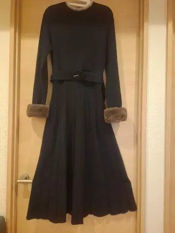 블랙 니트 원피스 긴팔 플레어 스커트