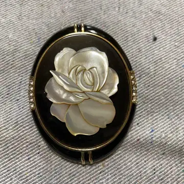 빈티지 장미 모티브의 브로치