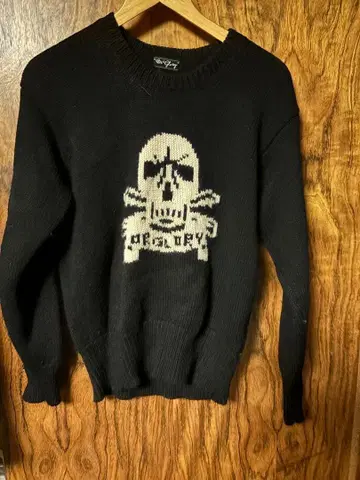 On Glory 스컬 디자인 니트 스웨터