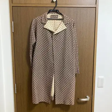 브라운과 베이지 스프링 코트