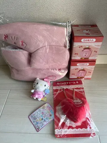 헬로키티 당첨 복권 룸슈즈 봉제 인형과 참 세트 덤 포함