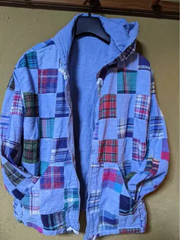 패치워크 체크 무늬와 라이트 블루의 양면 사양 후드 자켓