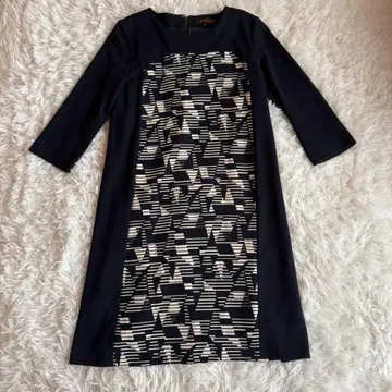 Reflect 무릎 기장 원피스 M 네이비 올 패턴 월드 타이트