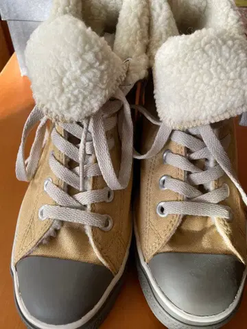 ALL STAR 퍼 포함 하이컷 스니커즈 베이지