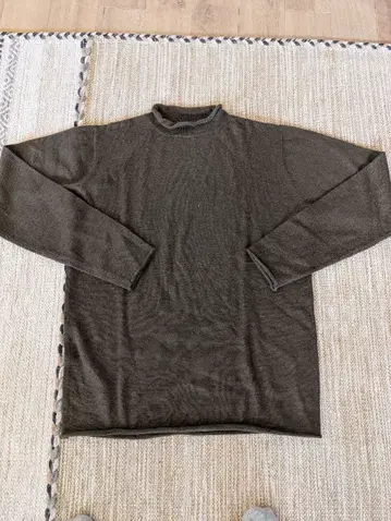 모던 디자인 다크 카키 니트