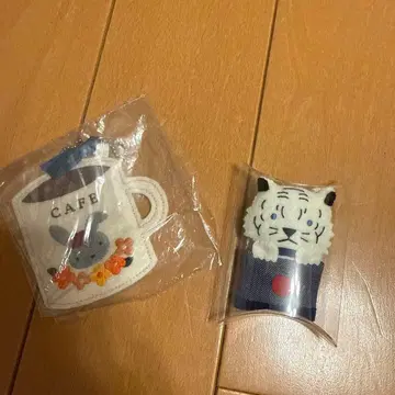 카페 머그컵 키링과 화이트 타이거 브로치 세트
