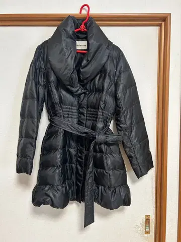 블랙 컬러 다운 자켓