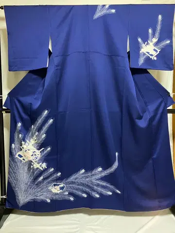 츠케사게 기모노, 네이비 컬러에 하얀 깃털 무늬