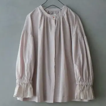 MAGALI 마가리 천일염 코튼 로운 프릴 소매 블라우스 스모크 핑크