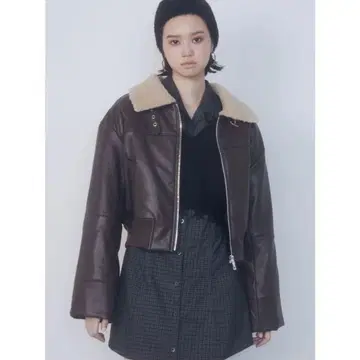 EMODA 브라운 가죽 보아 옷깃 크롭 자켓