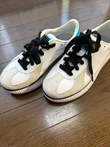 새상품급 오니츠카타이거 스니커즈 여성용 23cm