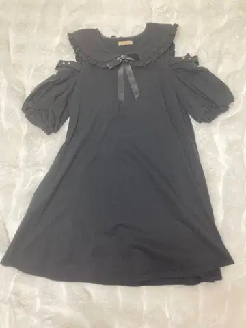 오프숄더 블랙 미니 원피스