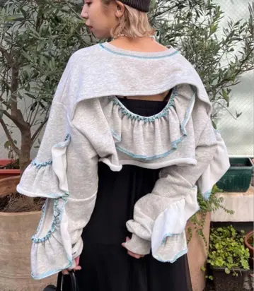 프릴 디자인 오픈 백 맨투맨