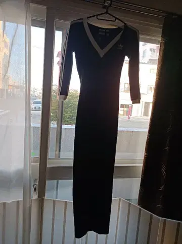 adidas 블랙 V넥 롱 니트 원피스