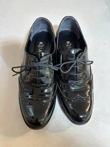 DIANA 블랙 에나멜 로퍼