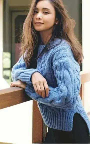 타키자와 마키코 착용 타키마키 에브르 쿨 블루 케이블 니트 긴팔