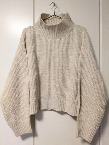 BEAMSHEART 베이지 하이넥 니트 스웨터