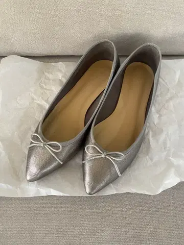 오데트 e 오딜 실버 플랫슈즈