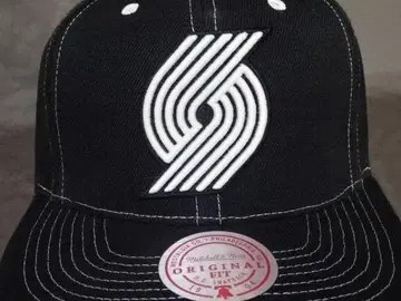 Mitchell & Ness NBA 브레이저스 로고 자수 캡