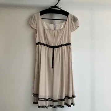 베이지 스톨 포함 원피스