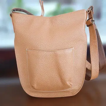 가죽제 카멜색 숄더백