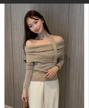 새상품 FRAY I.D 울 아크릴 오프숄더 풀오버 니트 베이지