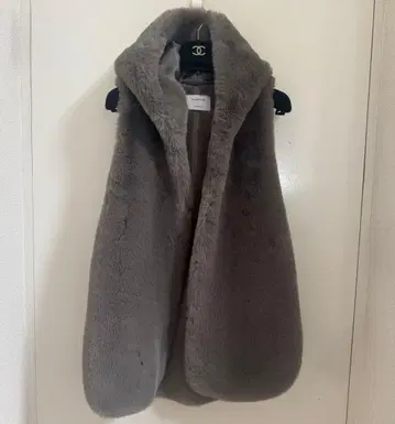 [ 새상품급 ] 마리 인형 후드 부착 에코 퍼 롱 베스트 차콜 모카