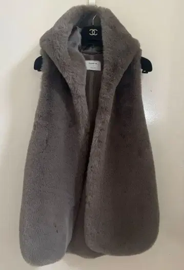 [ 새상품급 ] 마리 인형 후드 부착 에코 퍼 롱 베스트 차콜 모카