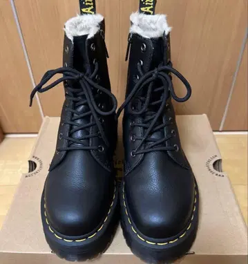 새상품 완판템 레어 [Dr. Martens] JADON 퍼 통굽 블랙